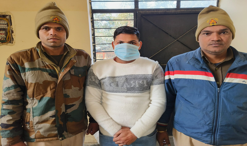 Noida News : पहले युवती के साथ की छेड़छाड़ फिर दी रेप की धमकी, पुलिस ने एक आरोपी को किया गिरफ्तार, तीन की तलाश जारी