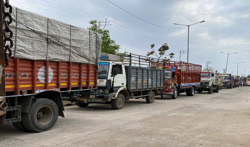 Noida News : पुलिस द्वारा कब्जे में लिए गए जेएसआर लिखे ट्रक, जानें पूरी खबर