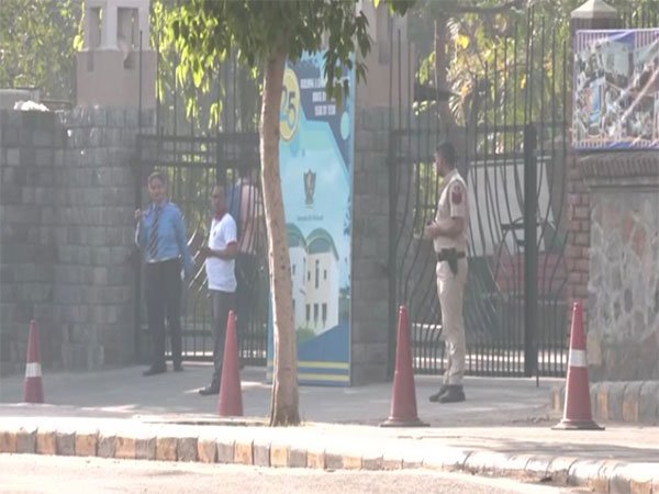 Delhi schools : दिल्ली के स्कूलों में बम की धमकी मामले में चल रही जांच के बीच दिल्ली पुलिस ने लोगों से की झूठे व्हाट्सएप संदेशों से सतर्क रहने की अपील