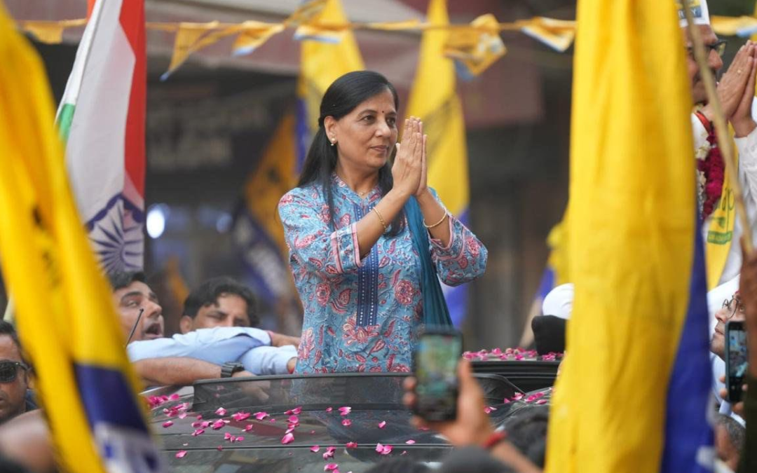 केजरीवाल जेल में तो दिल्ली में पत्नी Sunita Kejriwal ने चुनावी अभियान की शुरुआत, दक्षिणी दिल्ली में केजरीवाल का रोड शो