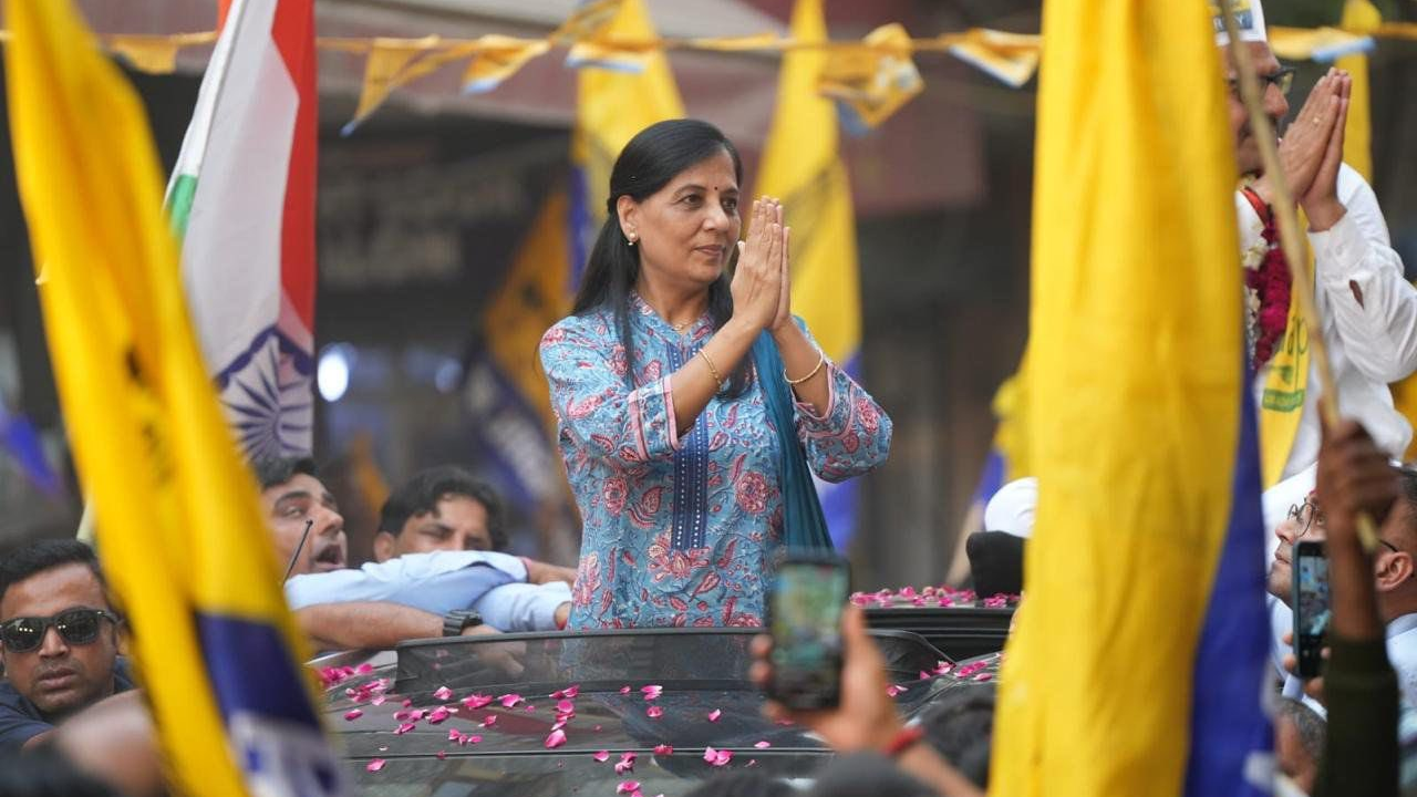 While Kejriwal is in jail, his wife started election campaign in Delhi, Sunita Kejriwal road show in South Delhi.