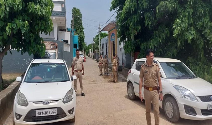 Noida: शार्प शूटर संदीप नागर की गिरफ्तारी के बाद जुनैदपुर गांव में बढ़ा तनाव, पुलिस पर 5 गोली के बदले चलाई गई 15 गोलियां