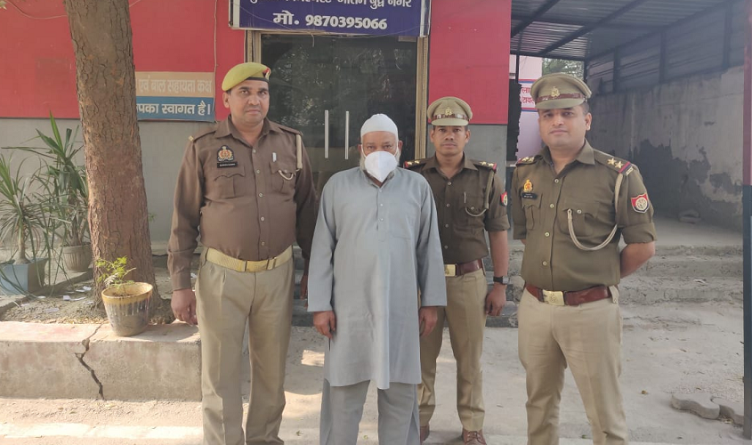 Noida: बुजुर्ग ने किया बच्ची के साथ बैड टच, वीडियो वायरल होने के बाद आरोपी गिरफ्तार